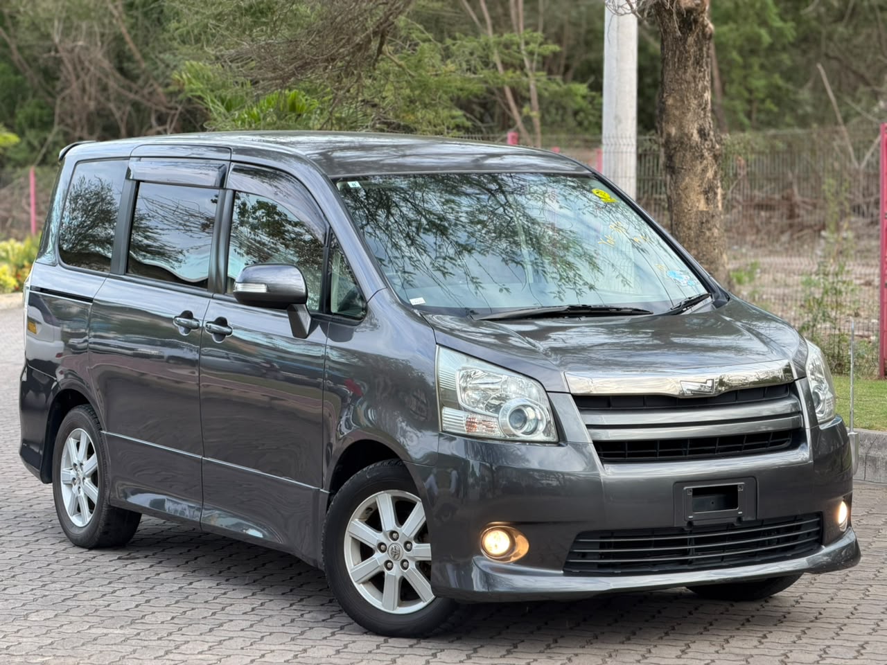 TOYOTA NOAH CHASSIS